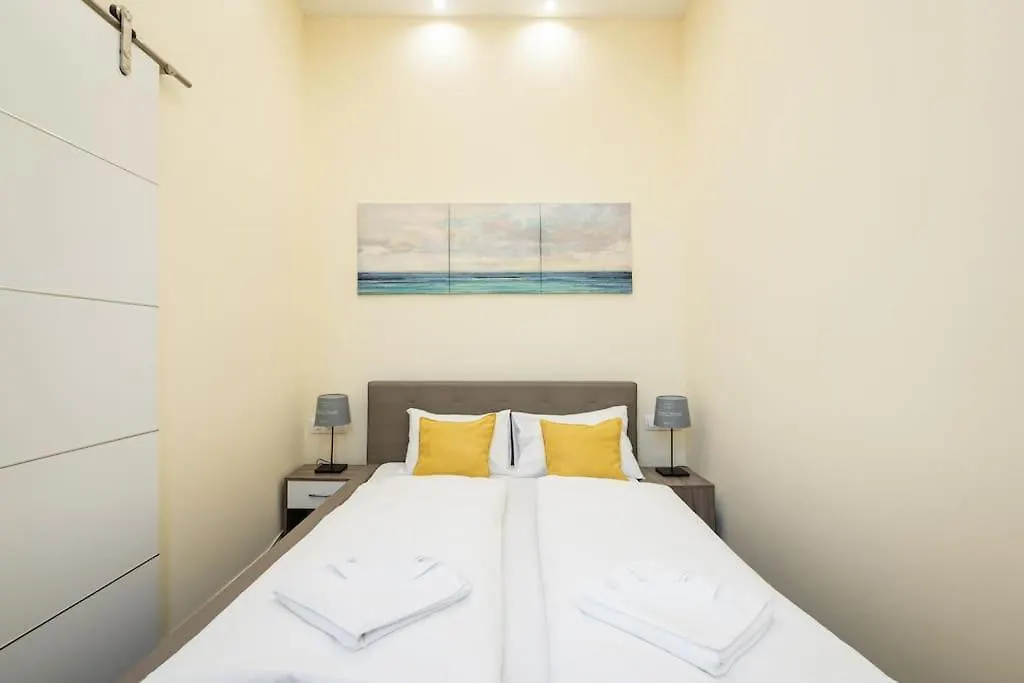 Peppy Home Of Harmony Budapest 0*,